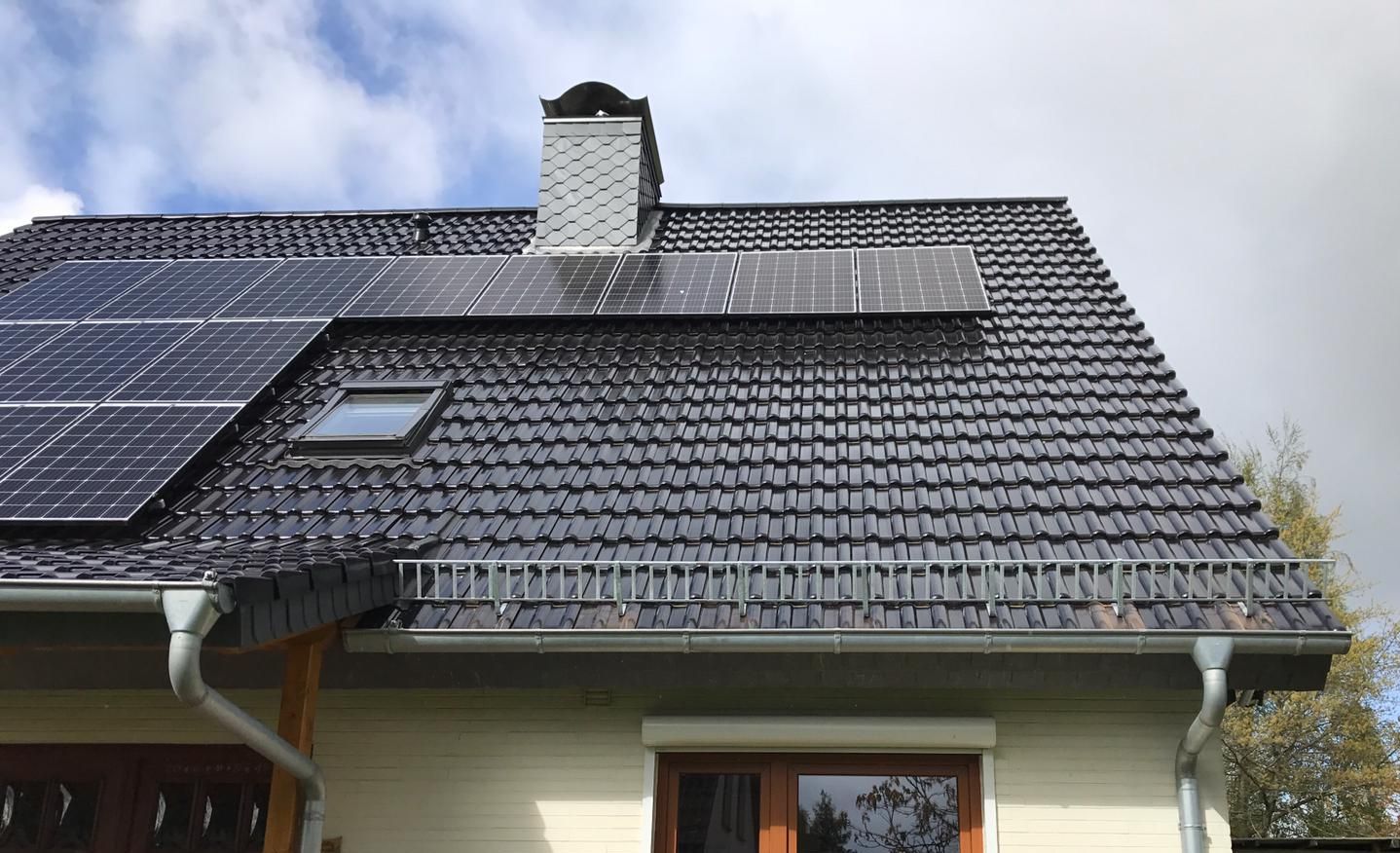 Dachsanierung mit Photovoltaik, sowie Schneefanggittern und Velux Dacihflächenfenstern und Schornsteinverkleidung in Kappeln an der Schlei.